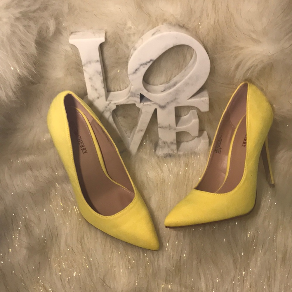 Brand new Yellow “Belle” stiletto👠